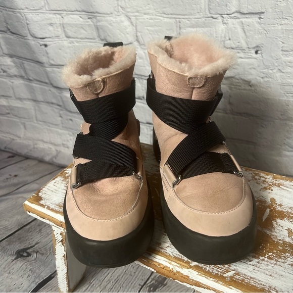Ugg Australia Women's Classic Boom Buckle pink ank bootie size 5 - Picture 1 of 8
